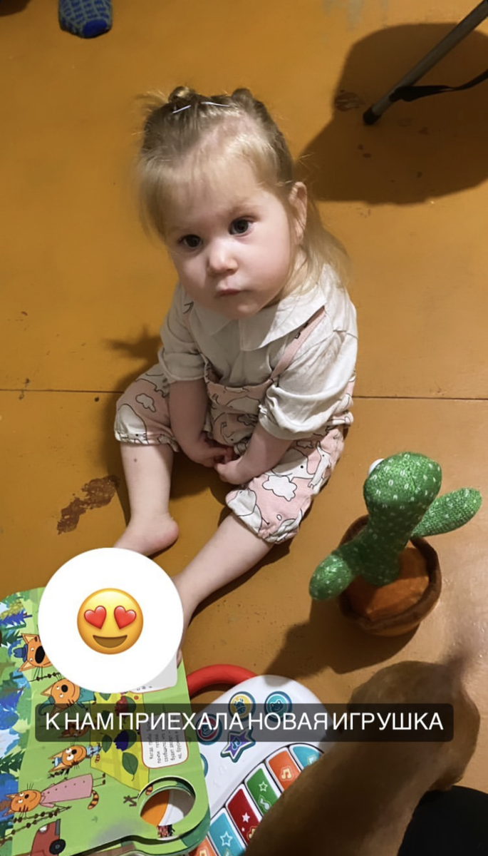 Алиса пользуется ногами вместо рук