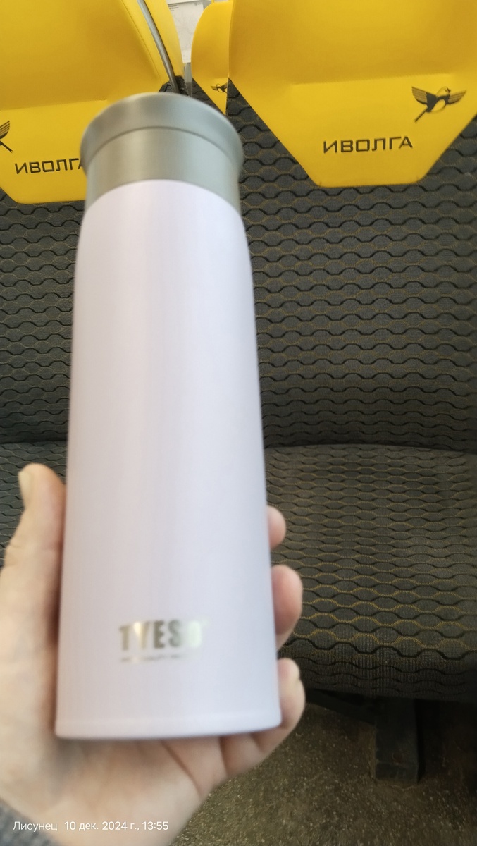 Термокружка 0,5 л.Это тоже привычка с похудения.Там просто вода 45-50 градусов.Когда еда холодная ,небольшой кипяточек согревает,а заодно и уталяет жажду ,незнаю как у вас,но и для желудка хорошо.Когда пьешь холодную,да ещё и холодно на улице,внутри все скукоживается и побаливает желудок.Такой  у меня вторник,правда он не закончился,сейчас пойду цветочки свои поливать,может сниму видосик ,продолжаю показывать свою коллекцию цветов.Всем удачи!