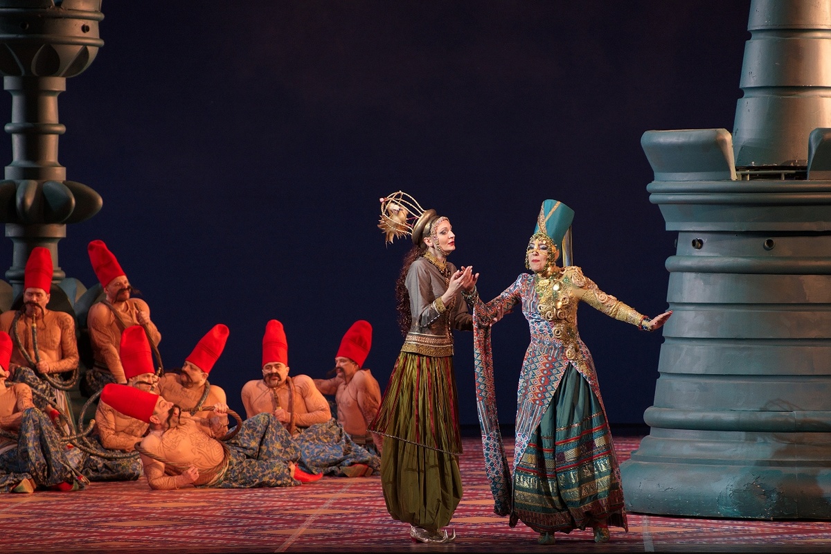 Екатерина Лукаш - Зульма, Евгения Афанасьева - Эльвира. Опера Россини «Итальянка в Алжире». Фото - Сергей Родионов.