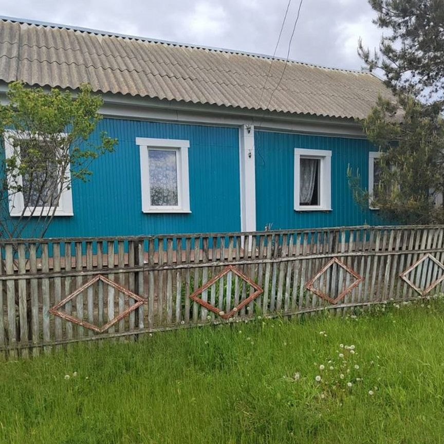 А это соседний недавно опустевший дом. Продаётся. Недорого. 