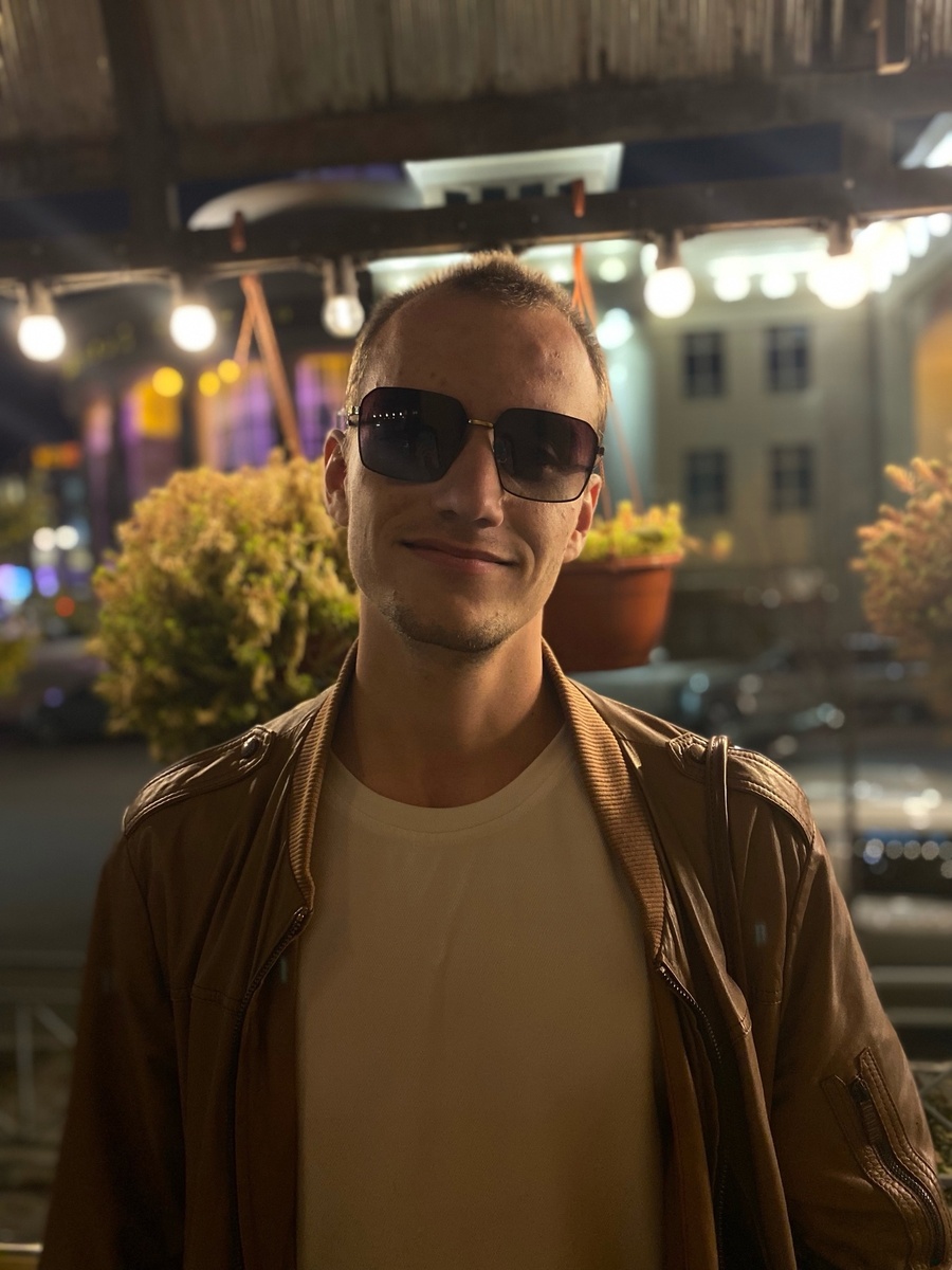 Стою в розовых очках