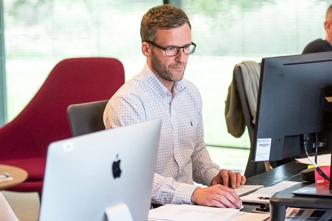     Сколько часов в день можно проводить сидя, чтобы не угробить здоровье?