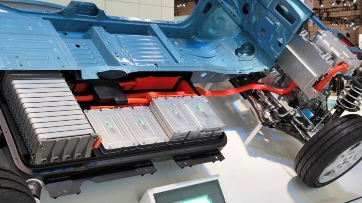 Литий-ионные аккумуляторные ячейки в электромобиле. Источник: trashbox.ru.