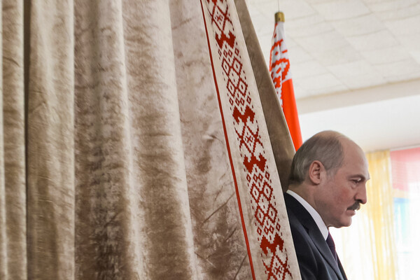 Президент Белоруссии Александр Лукашенко на избирательном участке.    
 
Минск, Белоруссия. 19 декабря 2010 г. / x99/ZUMAPRESS.com/Global Look Press    📷