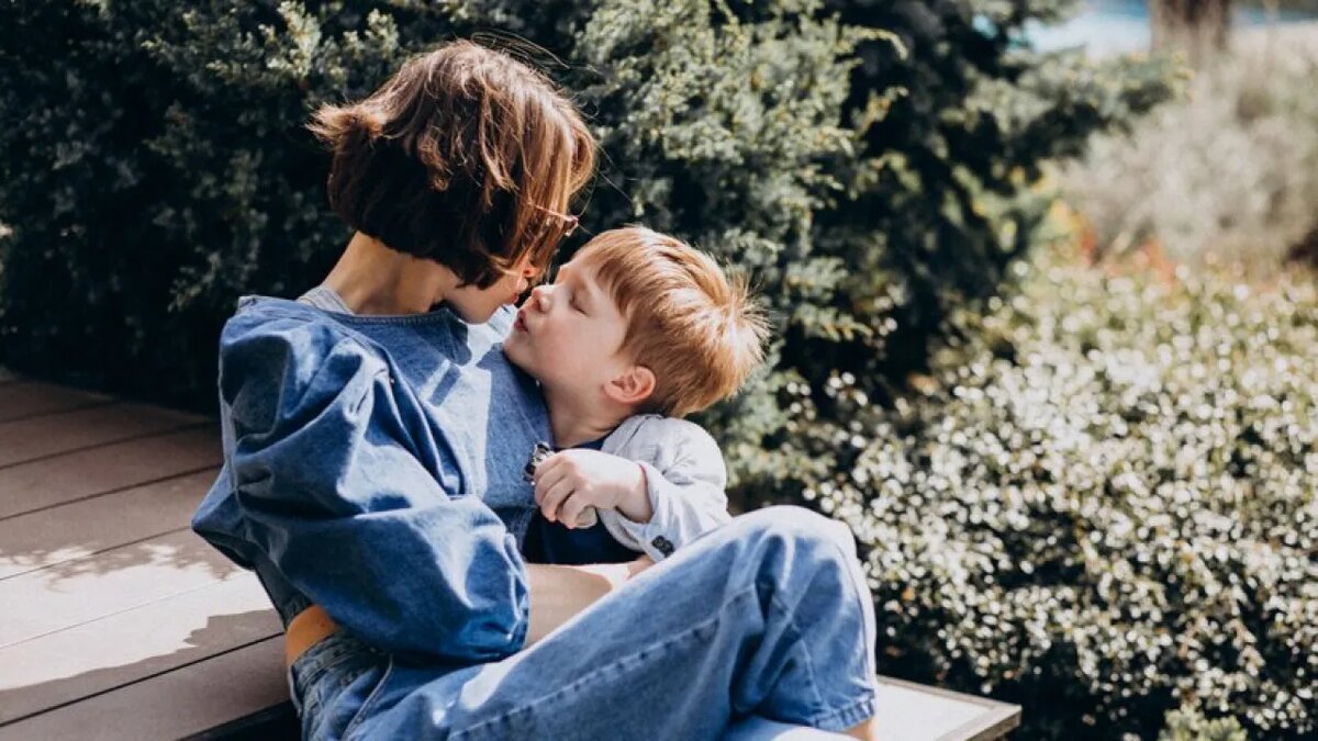    Женщина с сыном.