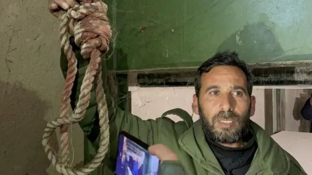 Организация «Сирийская гражданская оборона» завершила поиски в секретных камерах тюрьмы «Седная». Активисты говорят, что обнаружили орудия пыток.Автор фото,Getty Images