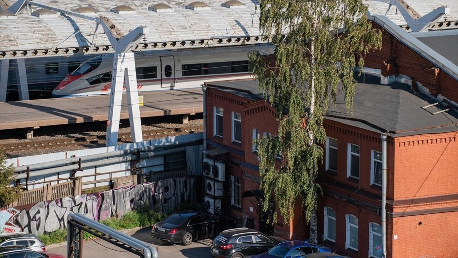    Вид на жд пути у Московского вокзала и склады Кокоревых, где построят терминал ВСМ Автор фото: Ермохин Сергей