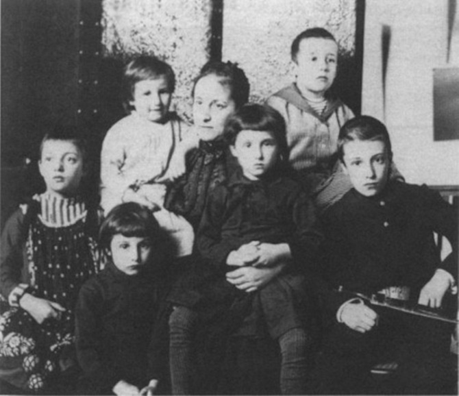 Екатерина Николаевна Лансере с детьми, Зина на руках у мамы слева