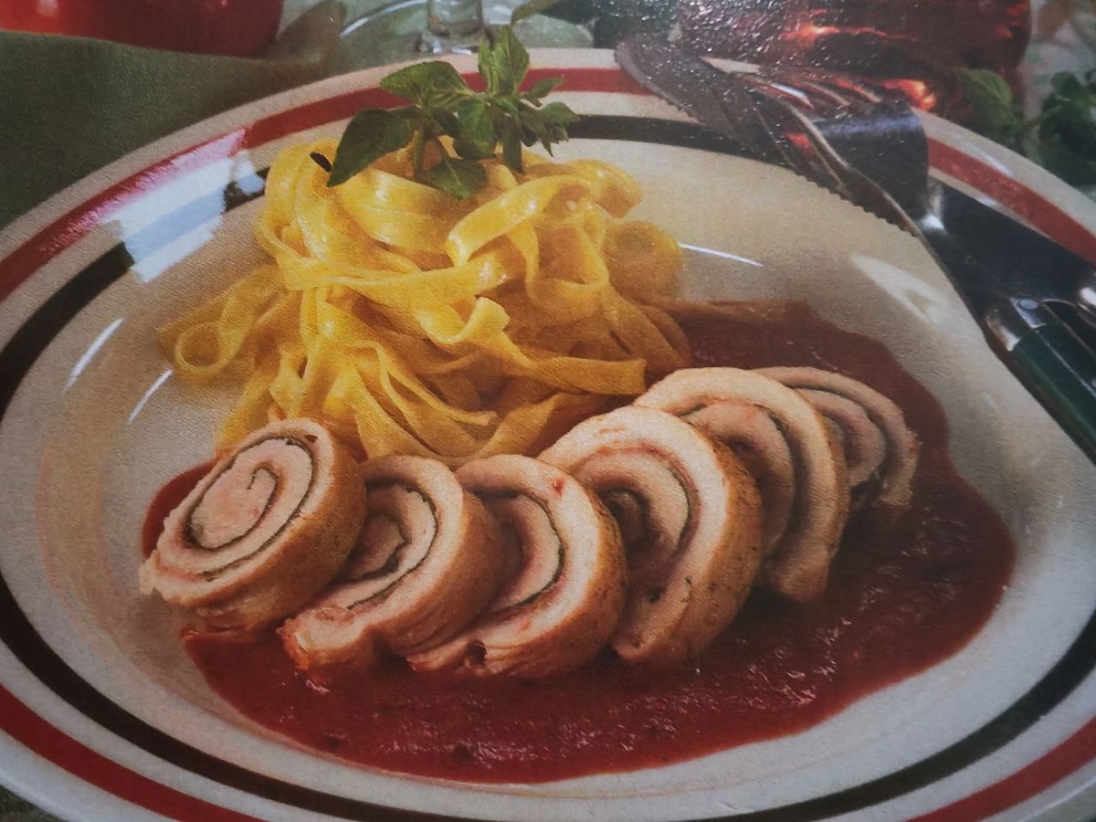 Рулет из индейки с томатным соусом