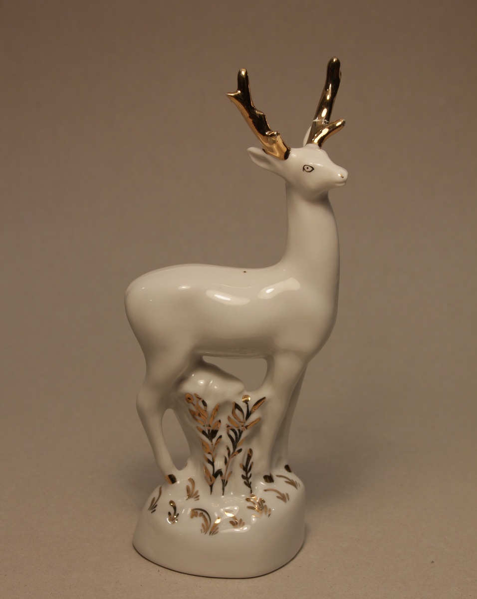 Скульптура "Олень". Модель 1954-го года. Завод "Пролетарий".   Фото взято из свободного доступа в интернете. Листайте галерею вправо.