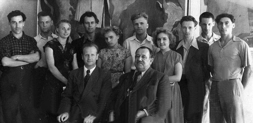 В МИПИДИ. После защиты диплома. С.И. Ванштейн-Машурина стоит между двух сидящих преподавателей - Дерунова и Алёшина. Фото взято с сайта "antik-forum.ru".