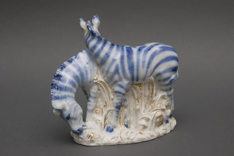 "Зебры". Завод "Пролетарий". 1955. Фарфор, роспись подглазурная, позолота
Высота - 16,0 см. Государственное бюджетное учреждение культуры города Москвы "Государственный дворцово-парковый музей-заповедник "Останкино и Кусково".