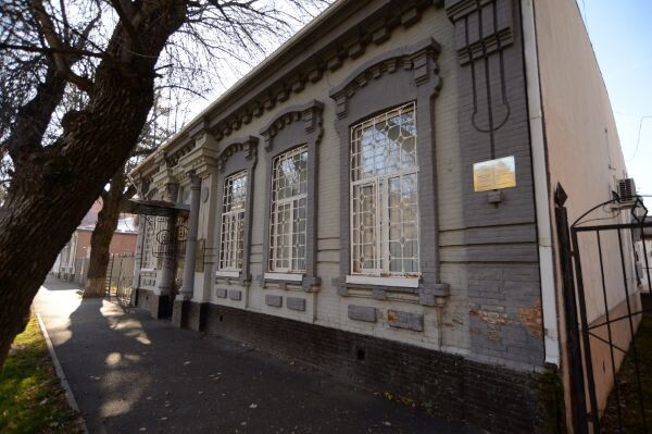 Дом купца Иосифа Оськина, в котором располагался Театр-Иллюзион «Модерн» братьев Берберовых. (Майкоп, ул. Ленина 13)

