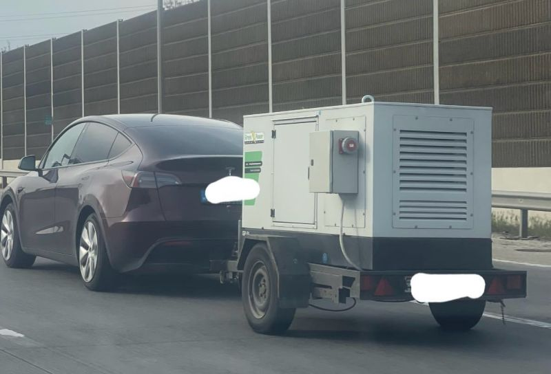 Tesla со своим повербанком