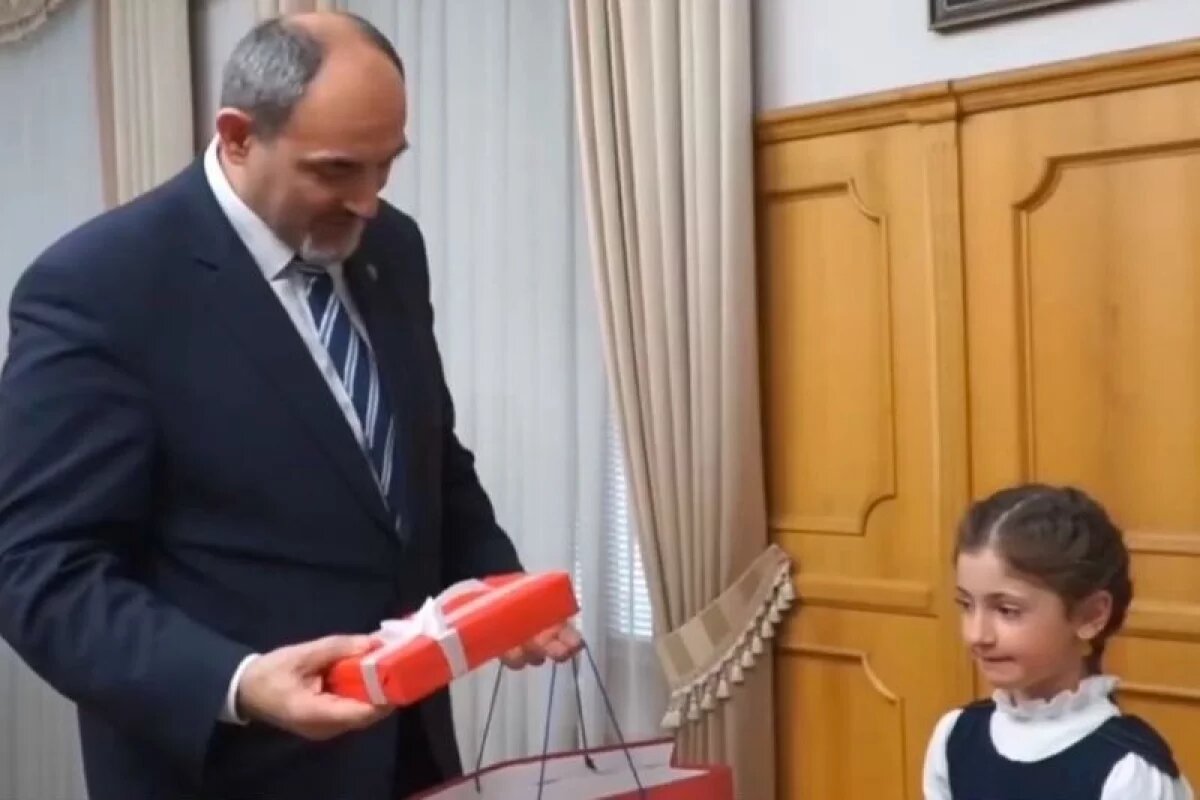    Глава Минобрнауки Дагестана встретился с Залму, спасшей мальчика из озера