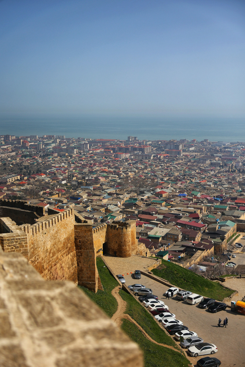 Вид на Дербент с крепостных стен Нарын-Калы