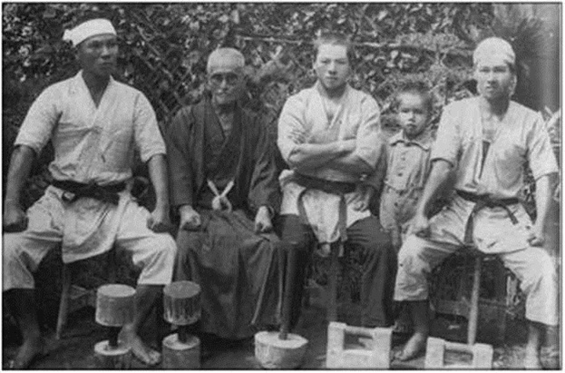 Тётоку Кьян с учениками, 1941. Слева направо: Дзион Накадзато, Тётоку Кьян, Мацумото, Нисихара и Курато