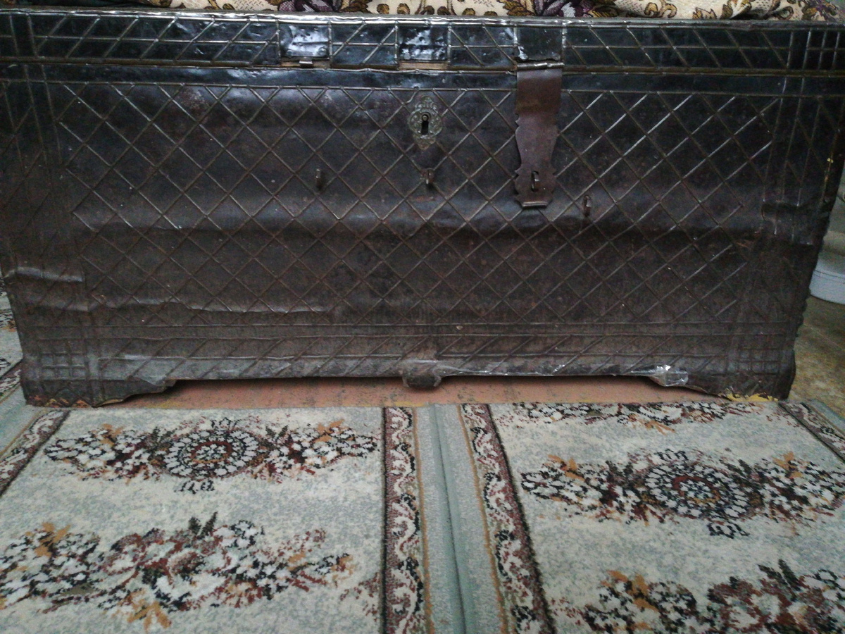 Вот такой сундук в квартире у тетушки. Прямо музейный экспонат. Папа рассказал, что ребенком на нем спал. 