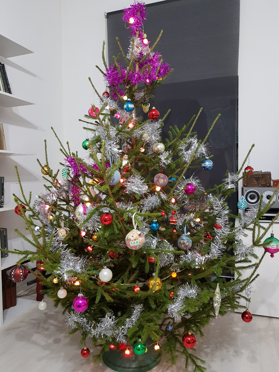 Такая же елка, как в моем детстве, уже без той крестовины, но частично с теми самыми игрушками. 