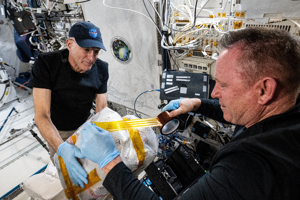 Дональд Петтит и Барри Уилмор пакуют грузы для возвращения на Землю. Фото: nasa.blog.com