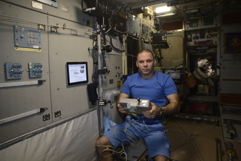 Иван Вагнер с экспериментальным блоком эксперимента «Сепарация». Фото: Роскосмос