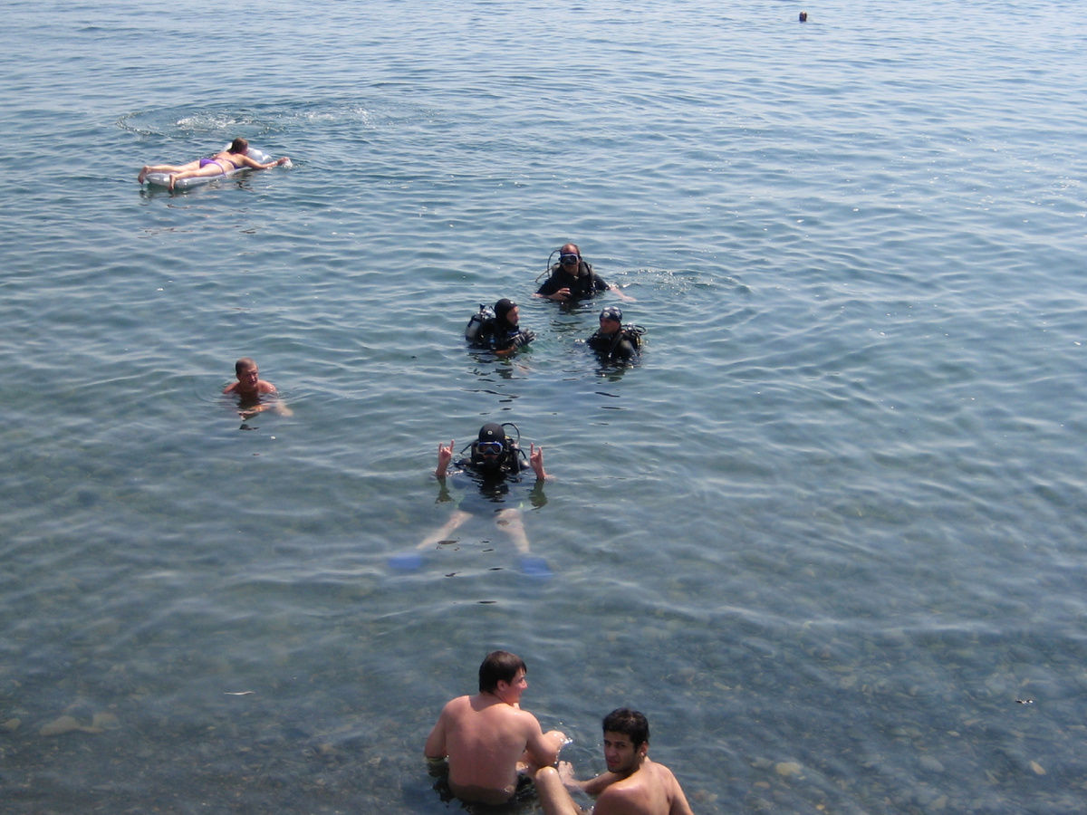 Боевые пловцы на учениях. Вышли прямо на городской пляж в купальный сезон. Мои бывшие коллеги по службе. 