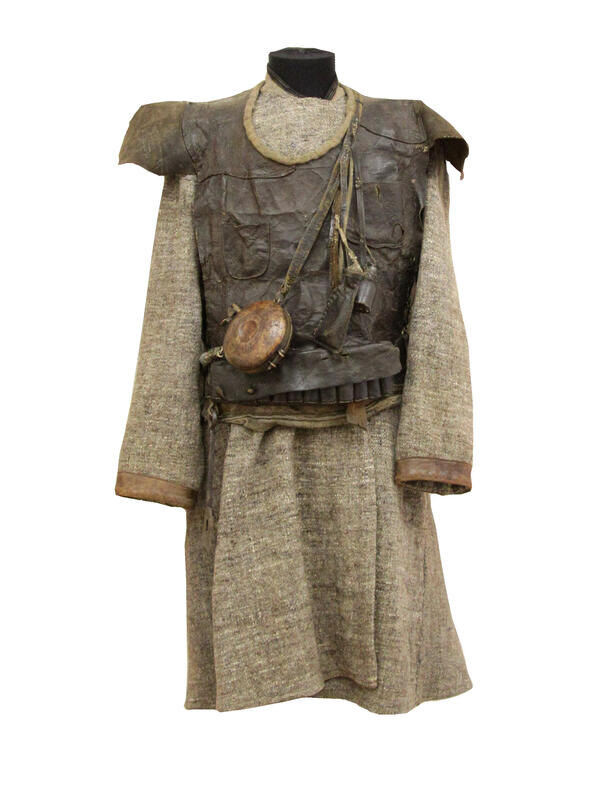 И эта кожаная штука поверх рубахи - тоже. Фото из открытых источников интернета