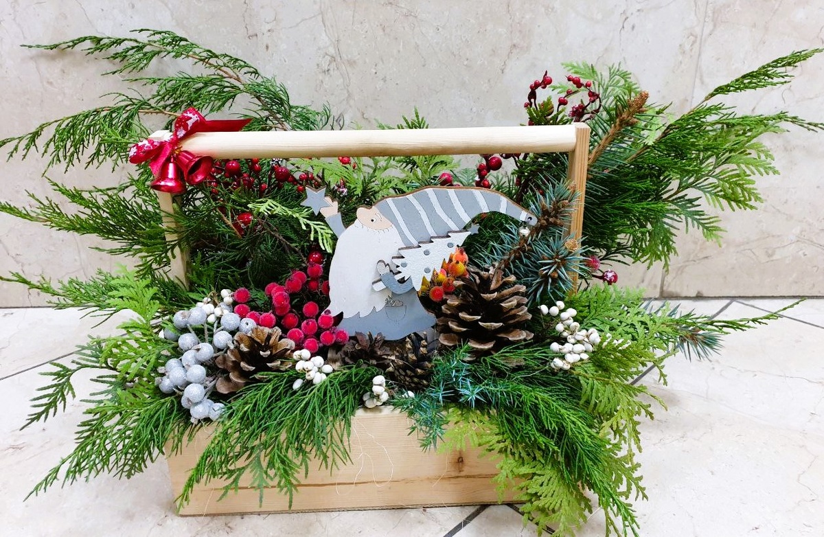 Одна из композиций прошлых лет. Все веточки выращены в нашем московском дворе (здесь несколько видов можжевельника, туя, ель колючая). В предновогодний период букет украшает холл подъезда.