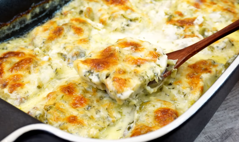 Добавила маринованный огурец и запекла Теперь только так и делаю: Нежнейшая, сочнейшая рыба. Минтай в огуречно-сливочном соусе