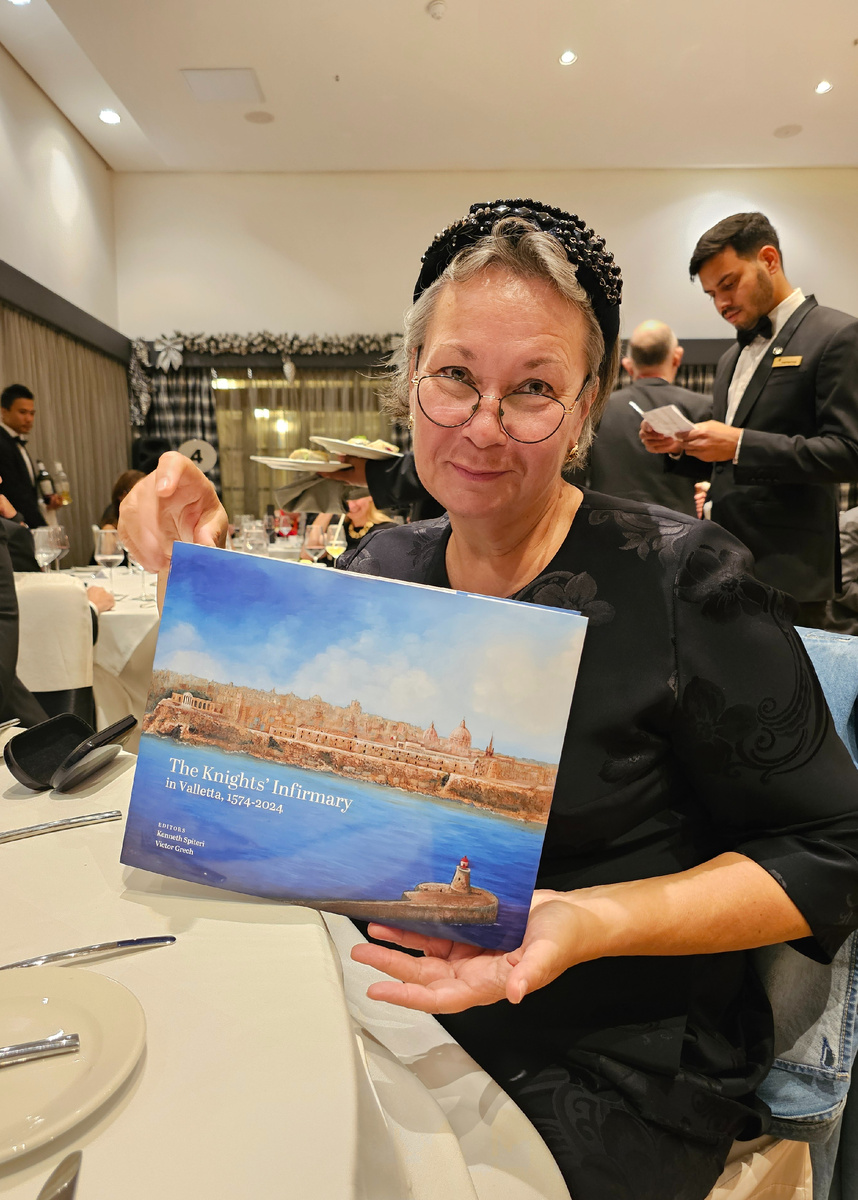 Книга о госпитальерах ещё в продажу не поступила, а я её уже читала