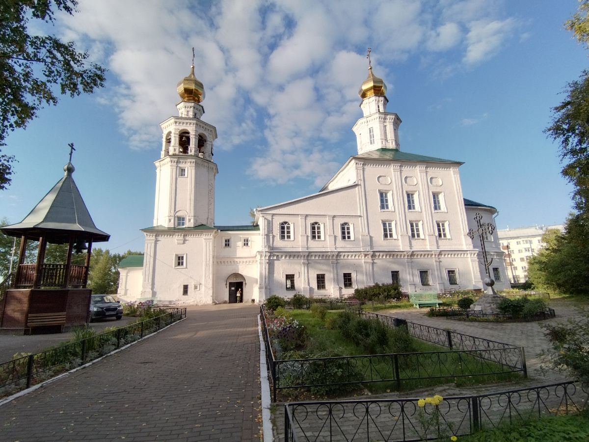Троицкий храм Архангельска на набережной - Комсомольской - самая старая церковь города