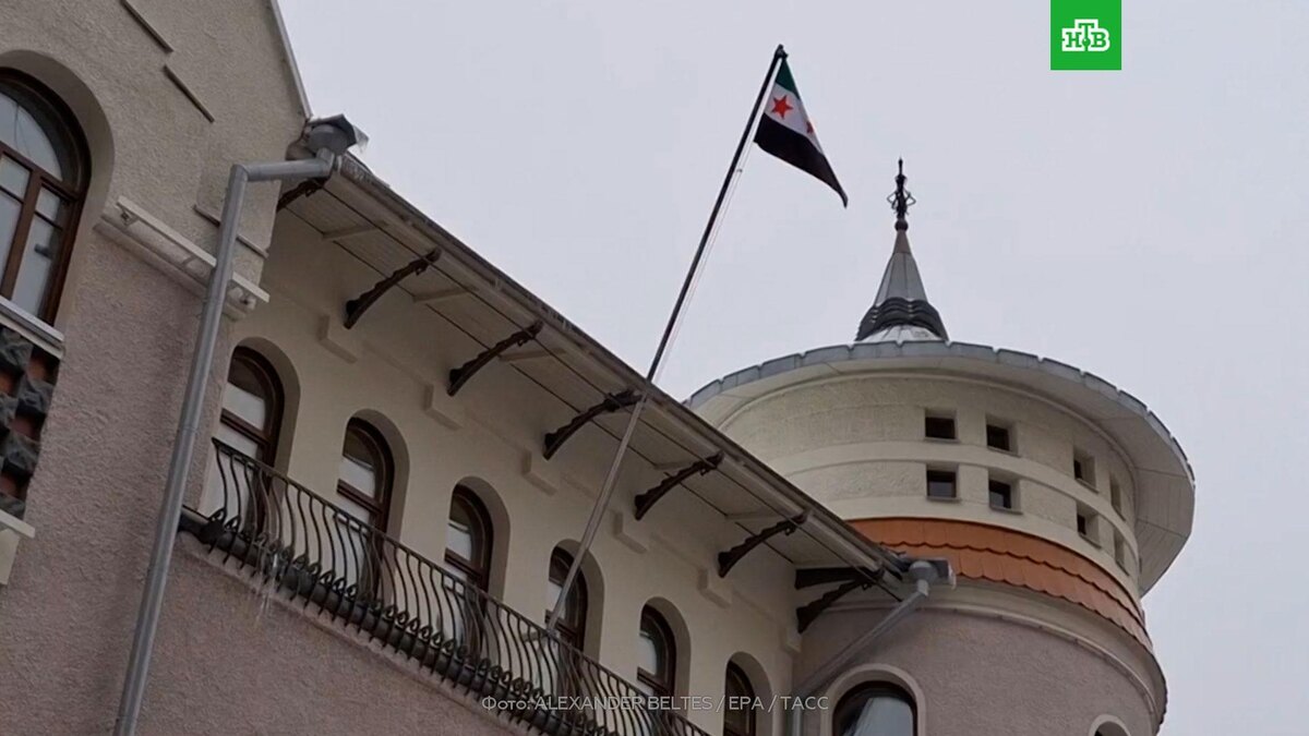    Над посольством Сирии в Москве подняли флаг сирийской оппозиции