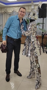 Как только аргонавты попали в фойе концертного зала, то сразу погрузились в атмосферу праздника! Полный аншлаг!