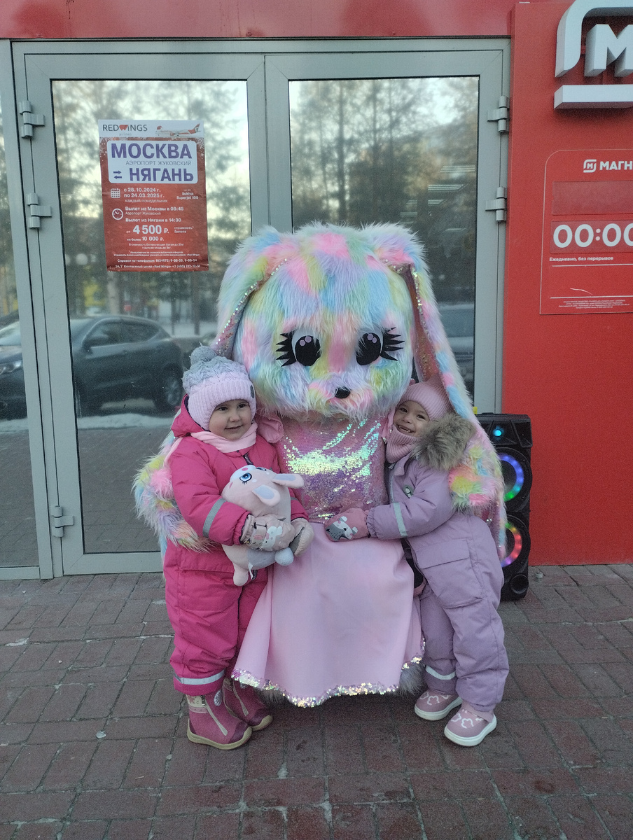 Вот такой милый зайчик нас встречал у входа