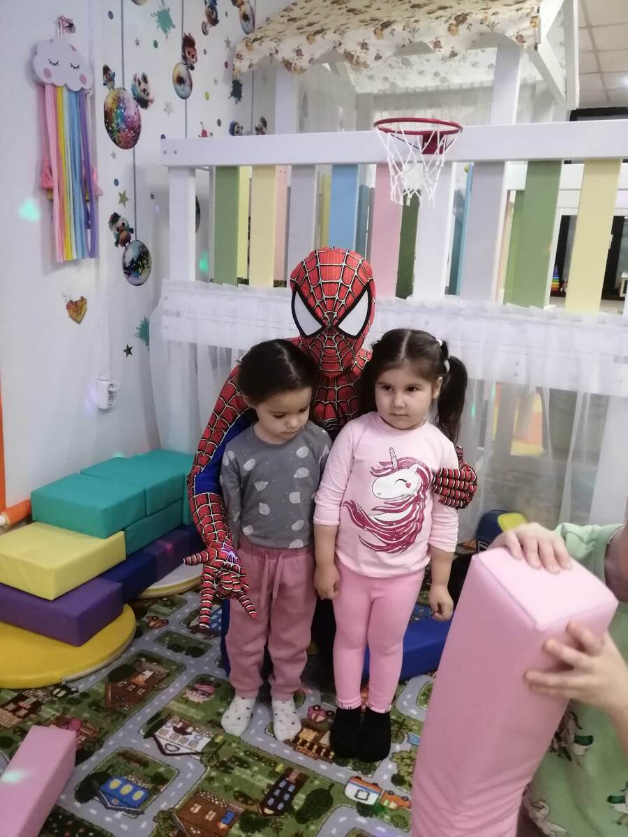 А в начале девочки  боялись паука