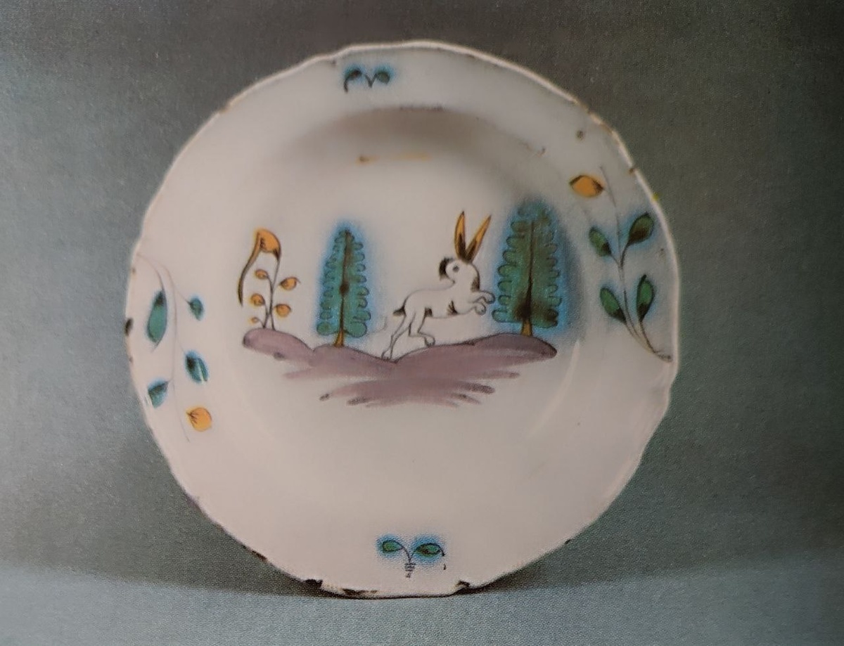 Блюдо. Последняя треть 18 в.  D - 31 см. Роспись полихромная по сырой эмали. Источник ГРМ 