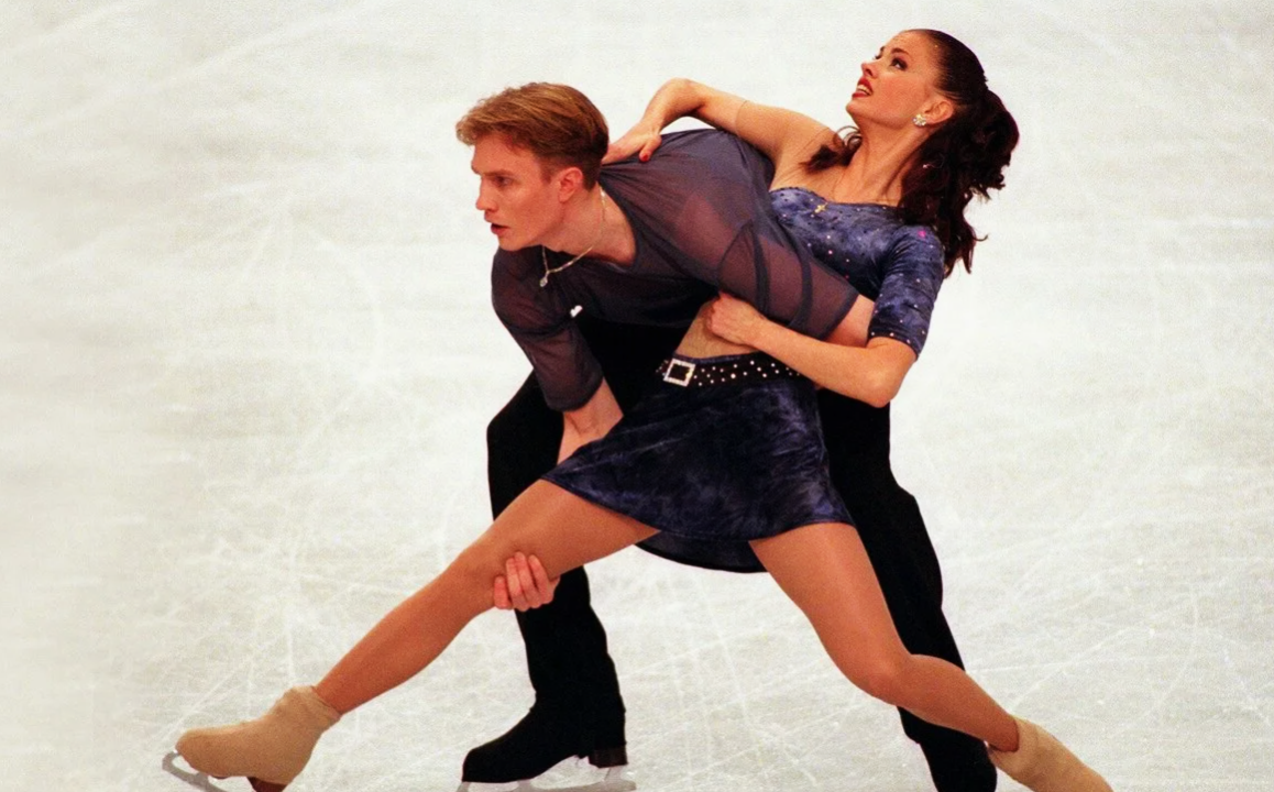 на фото Анна Семенович и Роман Костомаров 