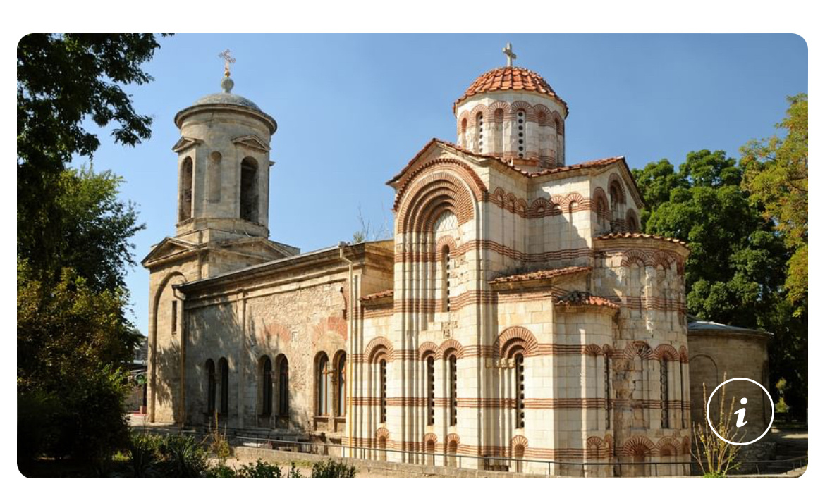 Точная дата постройки храма неизвестна. Исследователи полагают, что его возвели в X веке, а в строительстве использовали элементы еще более древнего культового здания VI века. Среди них — византийский обожженный кирпич, резные колонны из греческого мрамора с голубыми прожилками и каменные перекрытия. В стенах обнаружили амфоры VIII века, они служили голосниками — усиливали звук и устраняли эхо.
В XIII–XV веках, когда Керчь﻿ стала генуэзской колонией, в храме появились итальянские фрески. Часть из них погибла во времена Крымского ханства: власти отдали здание под мечеть, и рабочие выскоблили и замазали лики святых.
Достраивать храм начали в XIX веке. В 1801 году возвели западный придел, а в 1845-м — двухъярусную колокольню и северный притвор в неовизантийском стиле. Когда копали фундамент, обнаружили погребальные стелы V века до н. э. Камни вмонтировали в южную стену храма.
В советское время в храме находился Керченский лапидарий﻿ — коллекция археологических находок античных времен. А в наши дни здесь снова проходят богослужения.
Подробнее о храме Святого Иоанна Предтечи в Керчи﻿.