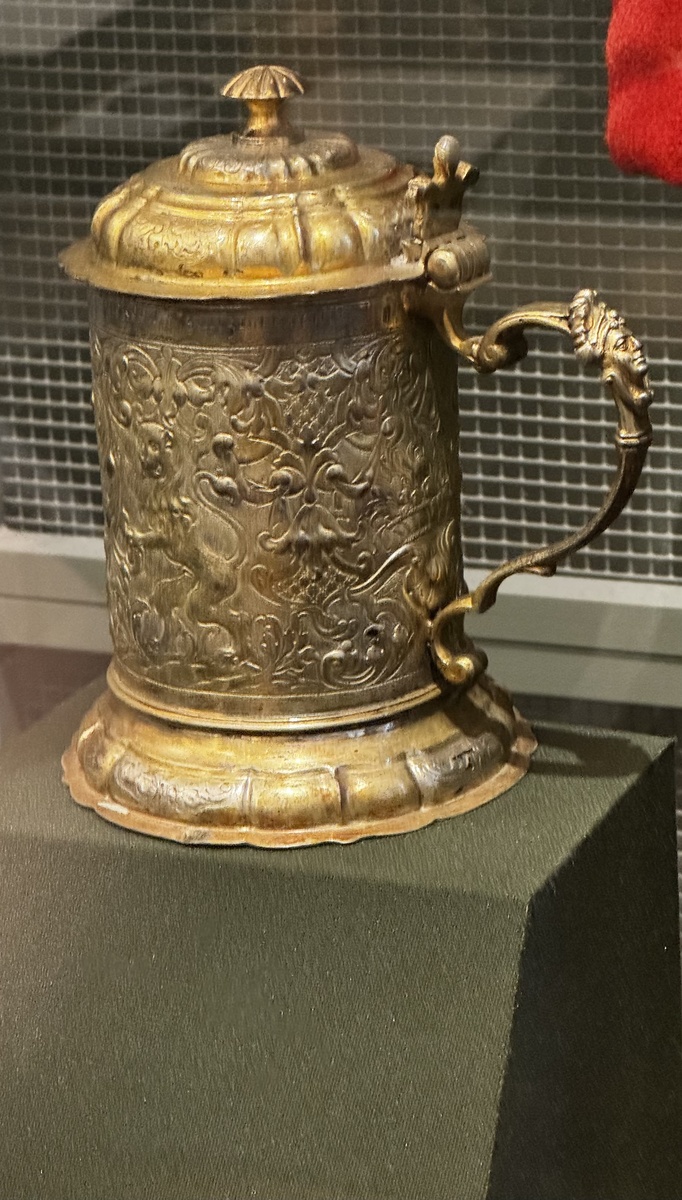 Серебренная кружка с золочением. Дата создания около 1700 года. Взята в Швеции. 