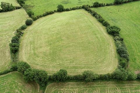 Форт Хога, тщательно зачищенный хозяином от следов древних работ. Несколько лет Герострат превращал археологический памятник в поле