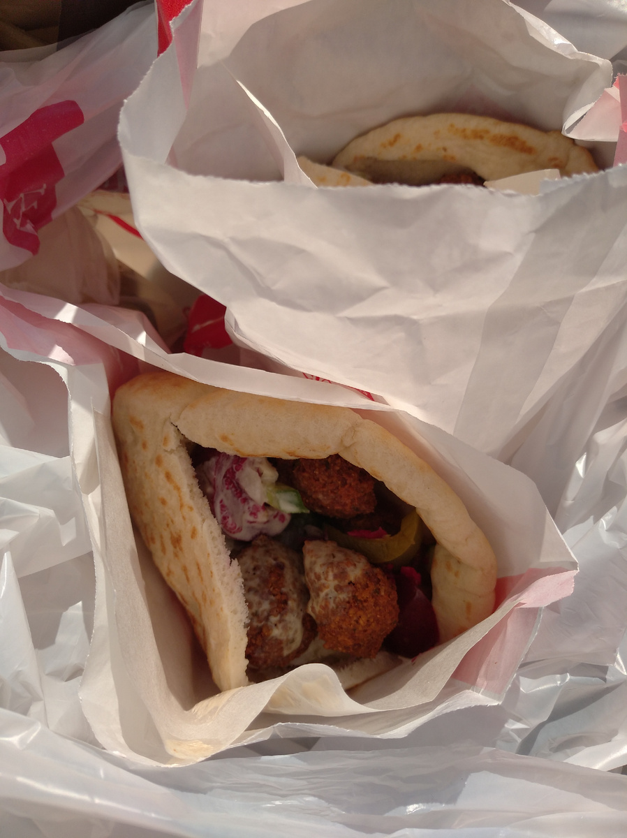 Фалафель в пите - типичный стрит-фуд в Израиле