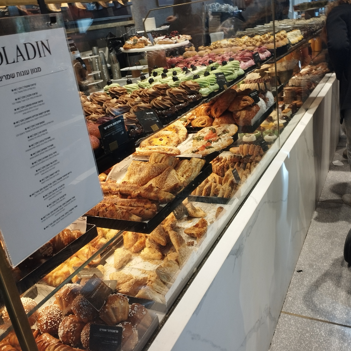 Витрина кондитерской