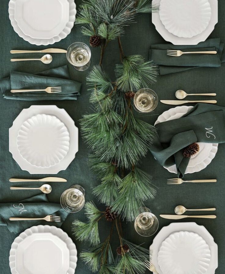 Гармония белого и зеленого в новогоднюю ночь принесет умиротворение и хорошее настроение!