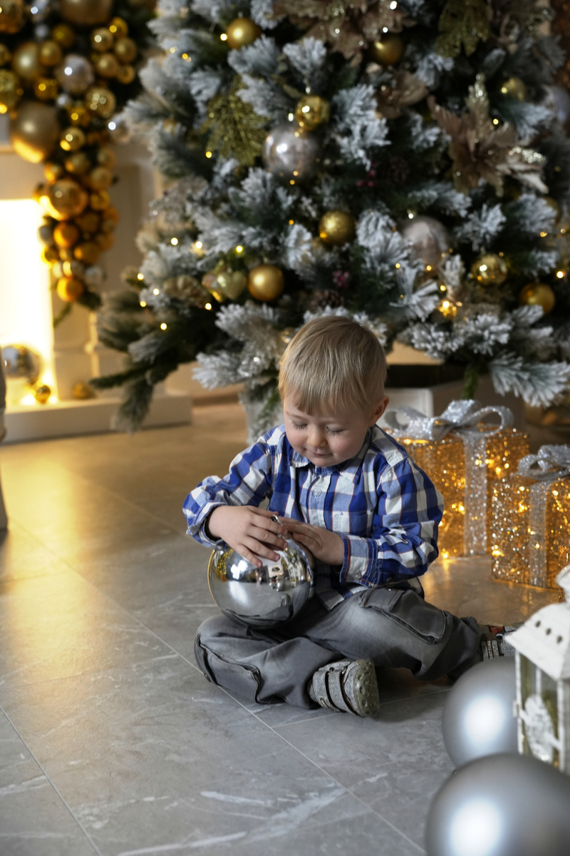 Младшему внуку легко сделать подарок. Он такой маленький и ему так много всего надо.