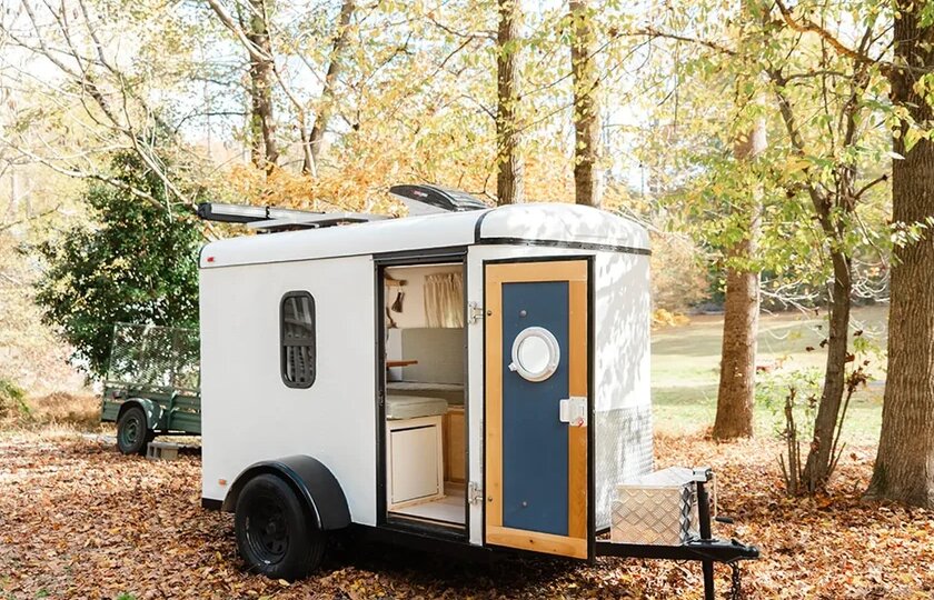 Грузовой прицеп превратили в очень маленькую квартиру: как это выглядит