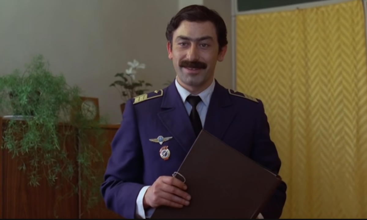 - Спасибо, я пешком постою... Кадр из комедии режиссера Георгия Данелии "Мимино"