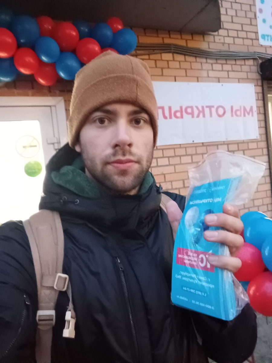 промоутер раздает листовки в вечернюю смену