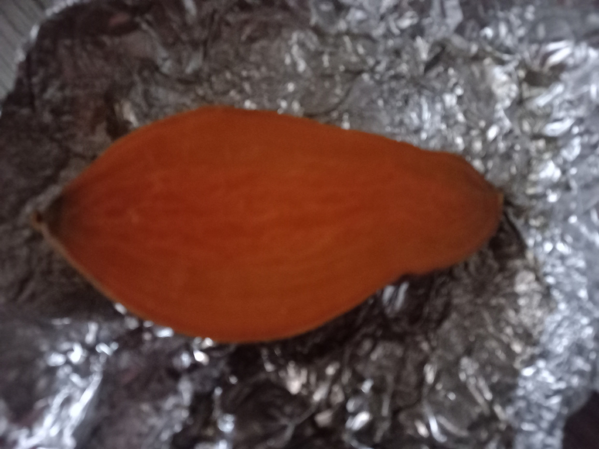 Готовый батат разрезаем на пополам.