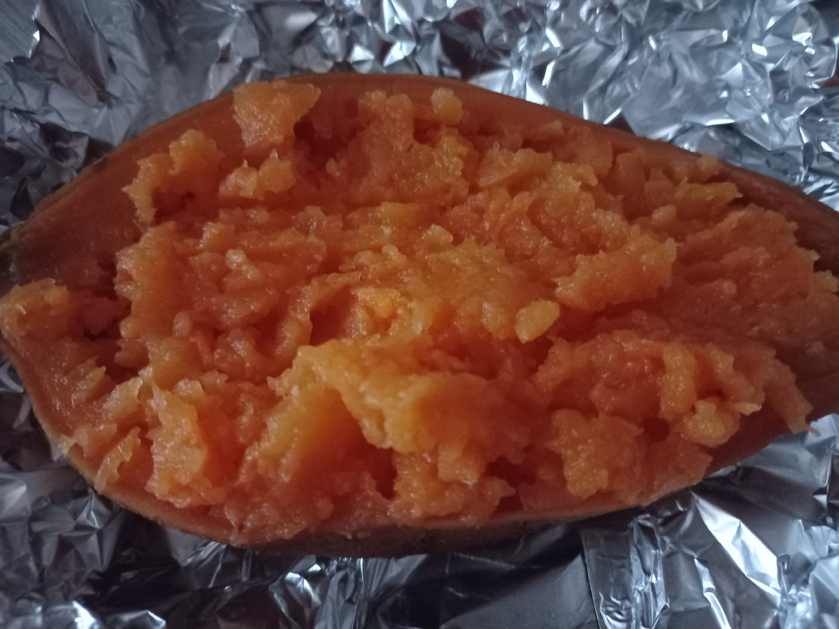 Помяли вилкой,подсолили,сбрызнули маслом.