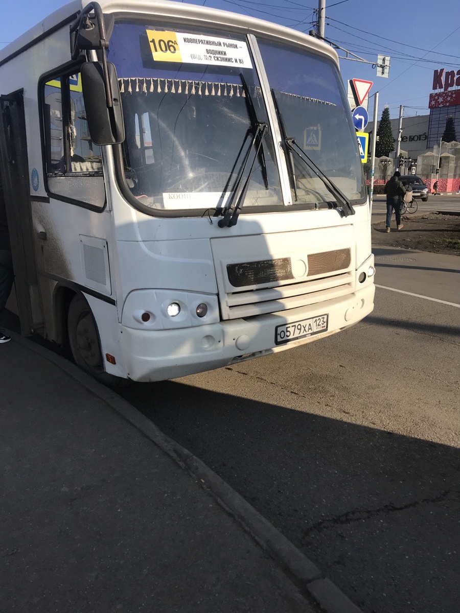 Всю дорогу "Ценный специалист" с телефоном в руке